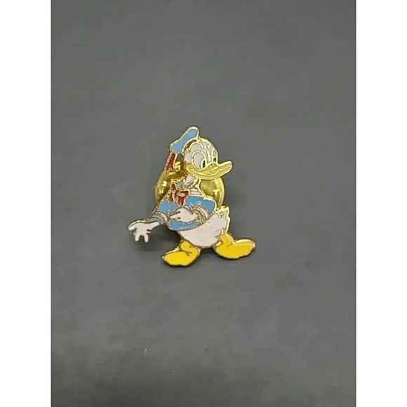 Vintage Disney Donald Duck Collectors Pin - Picture 1 of 4